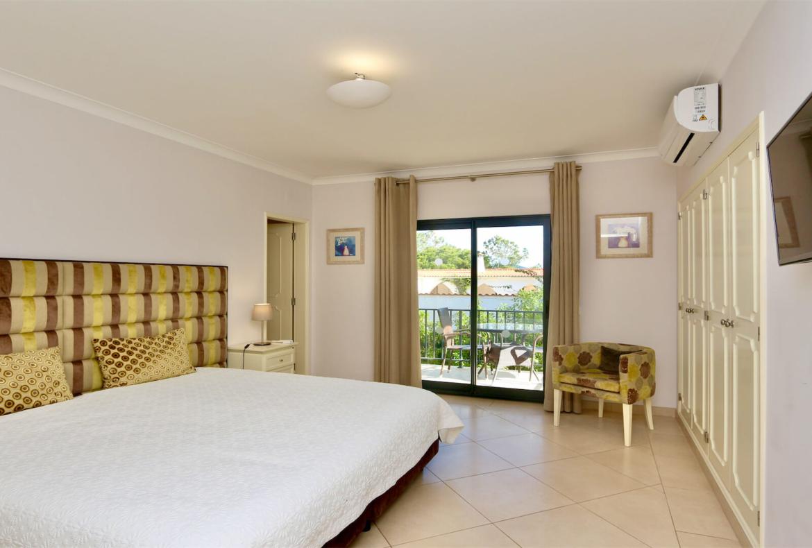 Luxury 4 bedroom holiday villa with private pool in Algarve Portugal (PV1154)