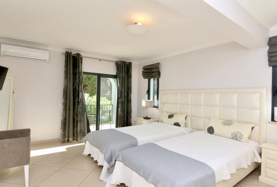 Luxury 4 bedroom holiday villa with private pool in Algarve Portugal (PV1154)