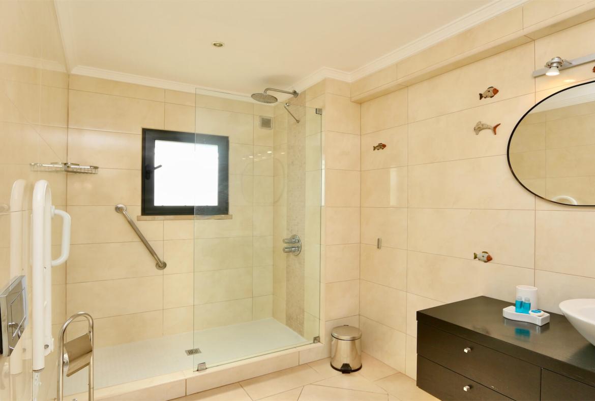 Luxury 4 bedroom holiday villa with private pool in Algarve Portugal (PV1154)