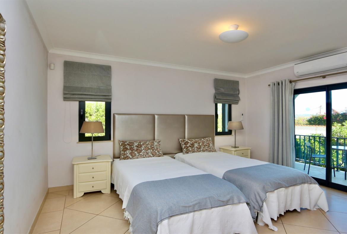 Luxury 4 bedroom holiday villa with private pool in Algarve Portugal (PV1154)