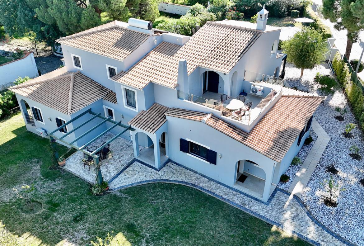 Luxury 4 bedroom holiday villa with private pool in Algarve Portugal (PV1154)