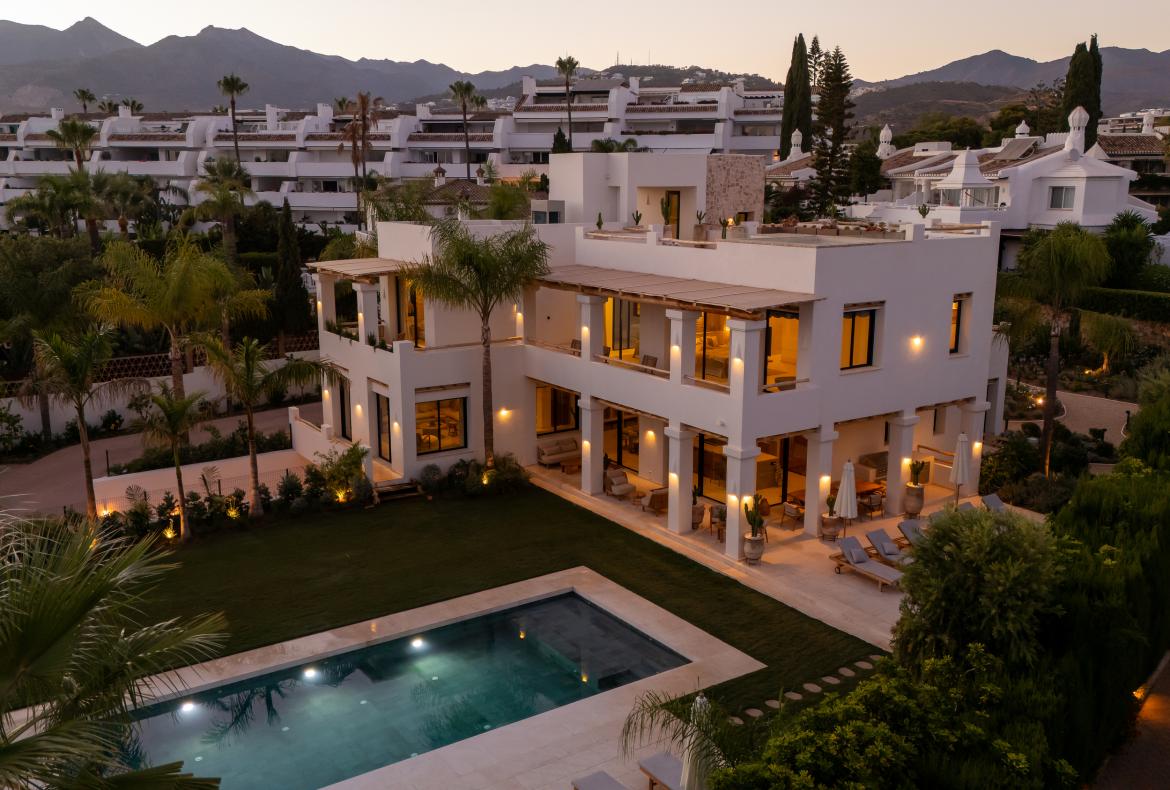 Luxury 6 bedroom holiday villa with private pool in Costa del Sol Spain (PV3033)
