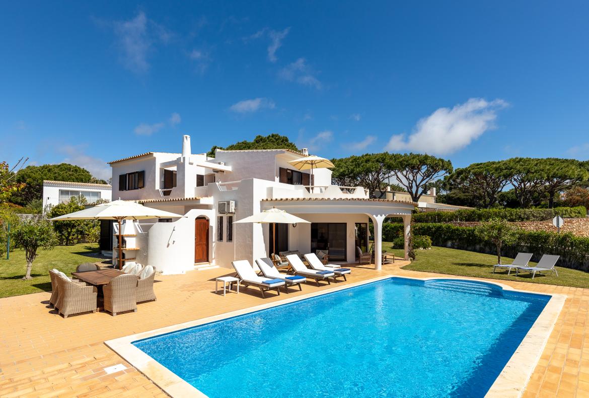 Luxury 4 bedroom holiday villa with private pool in Algarve Portugal (PV3035)