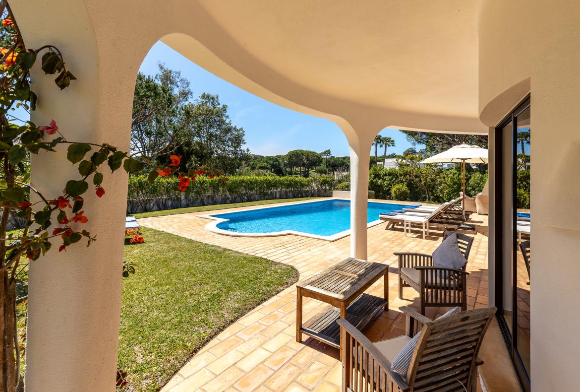 Luxury 4 bedroom holiday villa with private pool in Algarve Portugal (PV3035)
