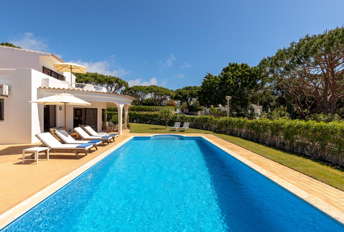 Luxury 4 bedroom holiday villa with private pool in Algarve Portugal (PV3035)