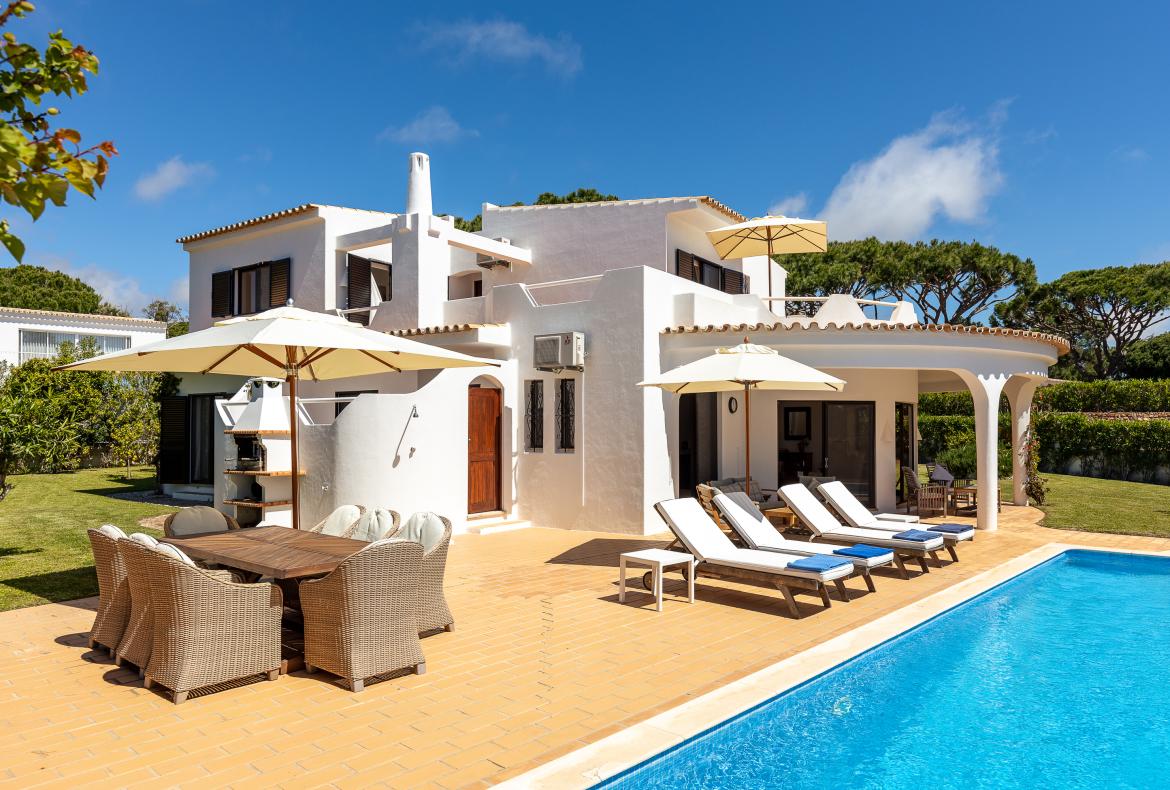 Luxury 4 bedroom holiday villa with private pool in Algarve Portugal (PV3035)