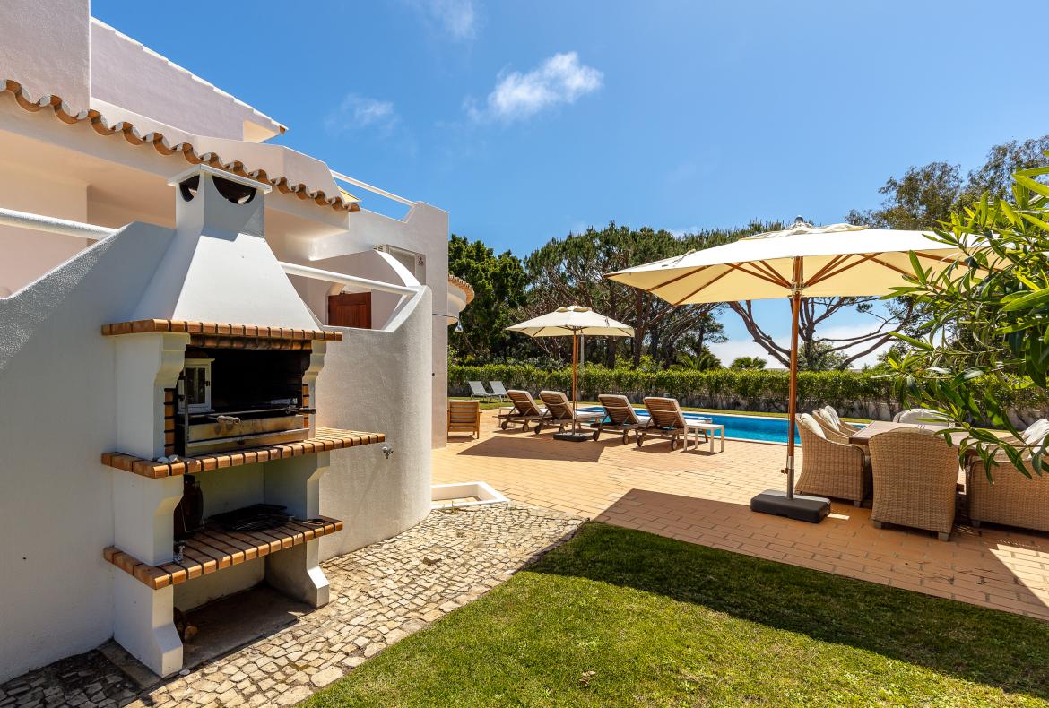 Luxury 4 bedroom holiday villa with private pool in Algarve Portugal (PV3035)