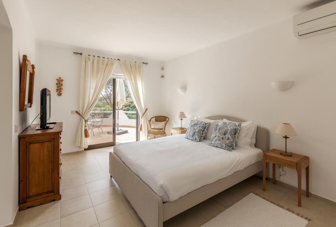Luxury 4 bedroom holiday villa with private pool in Algarve Portugal (PV3035)