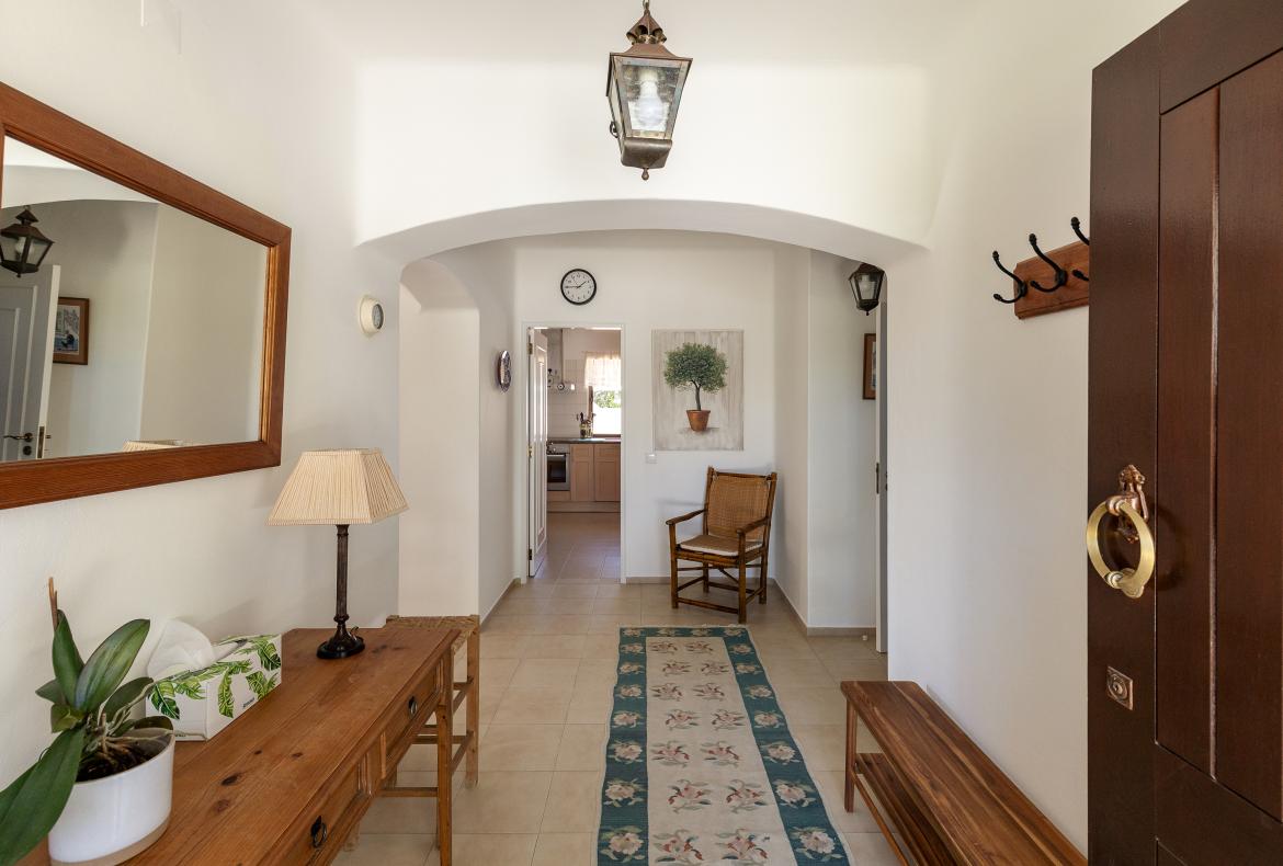 Luxury 4 bedroom holiday villa with private pool in Algarve Portugal (PV3035)