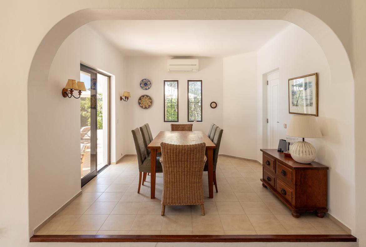 Luxury 4 bedroom holiday villa with private pool in Algarve Portugal (PV3035)
