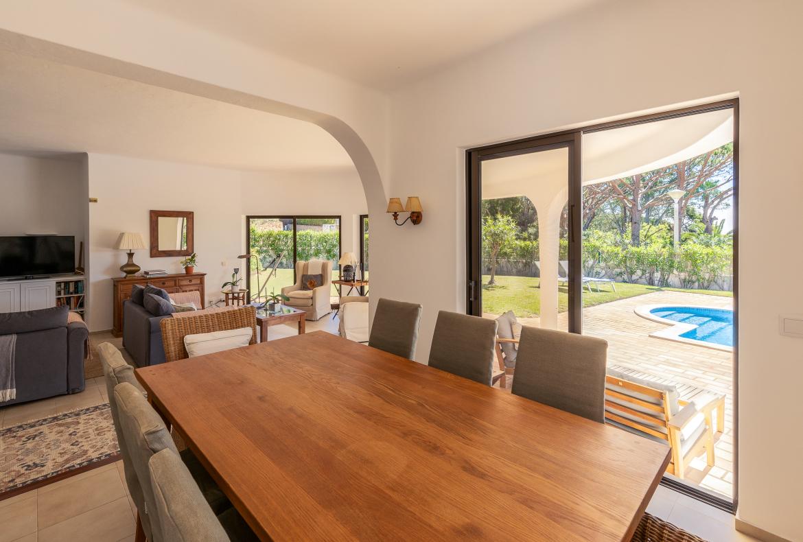 Luxury 4 bedroom holiday villa with private pool in Algarve Portugal (PV3035)