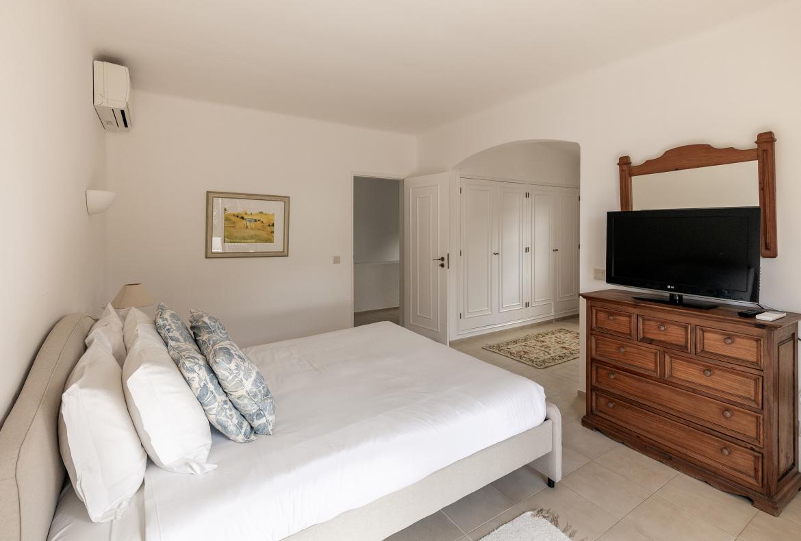 Luxury 4 bedroom holiday villa with private pool in Algarve Portugal (PV3035)