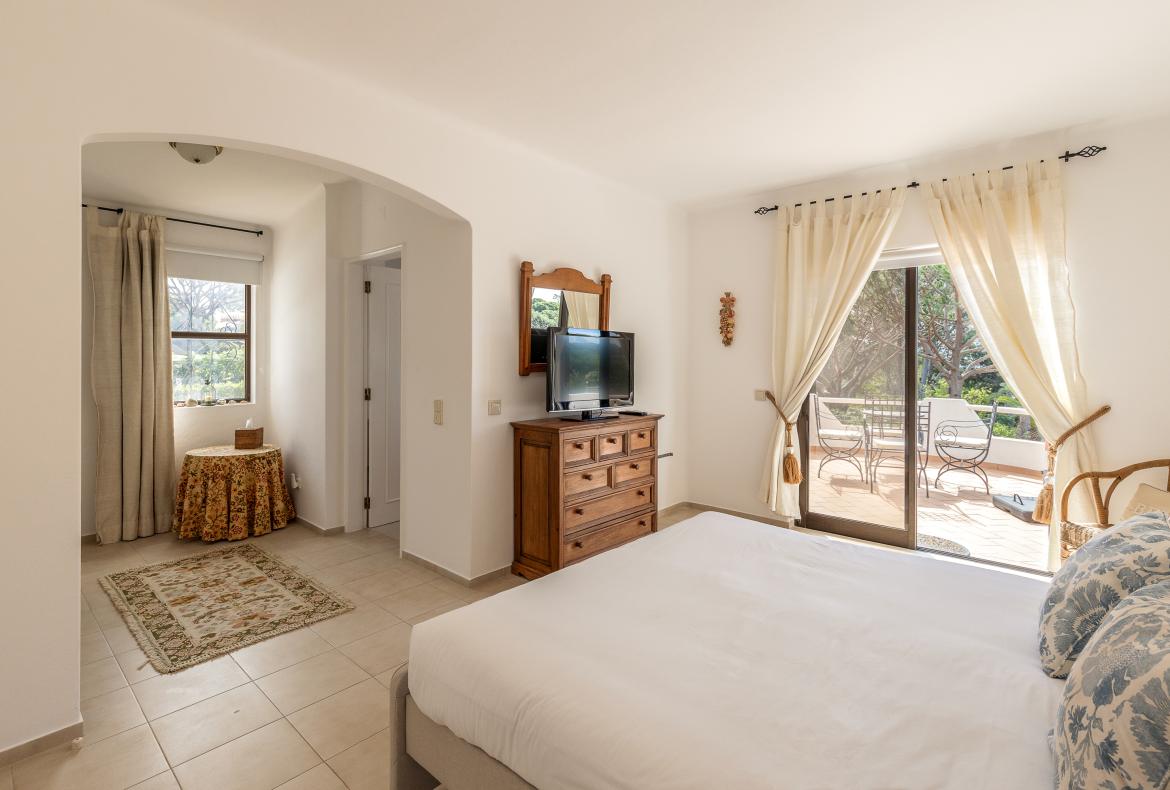 Luxury 4 bedroom holiday villa with private pool in Algarve Portugal (PV3035)