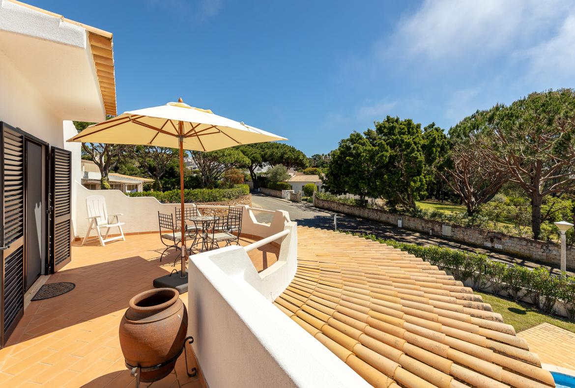 Luxury 4 bedroom holiday villa with private pool in Algarve Portugal (PV3035)