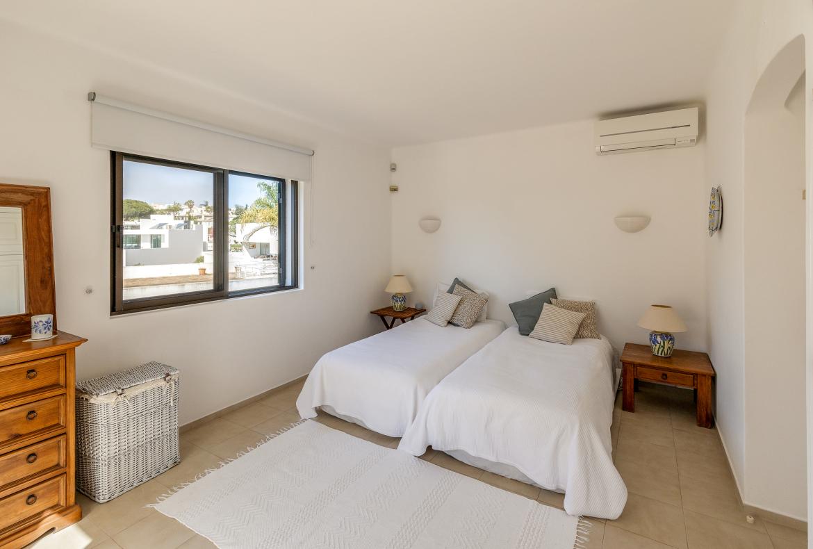 Luxury 4 bedroom holiday villa with private pool in Algarve Portugal (PV3035)