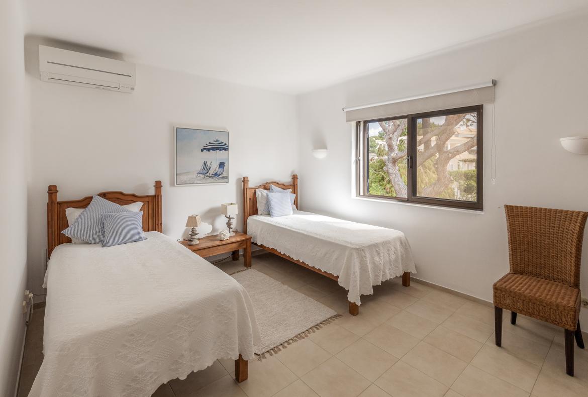 Luxury 4 bedroom holiday villa with private pool in Algarve Portugal (PV3035)
