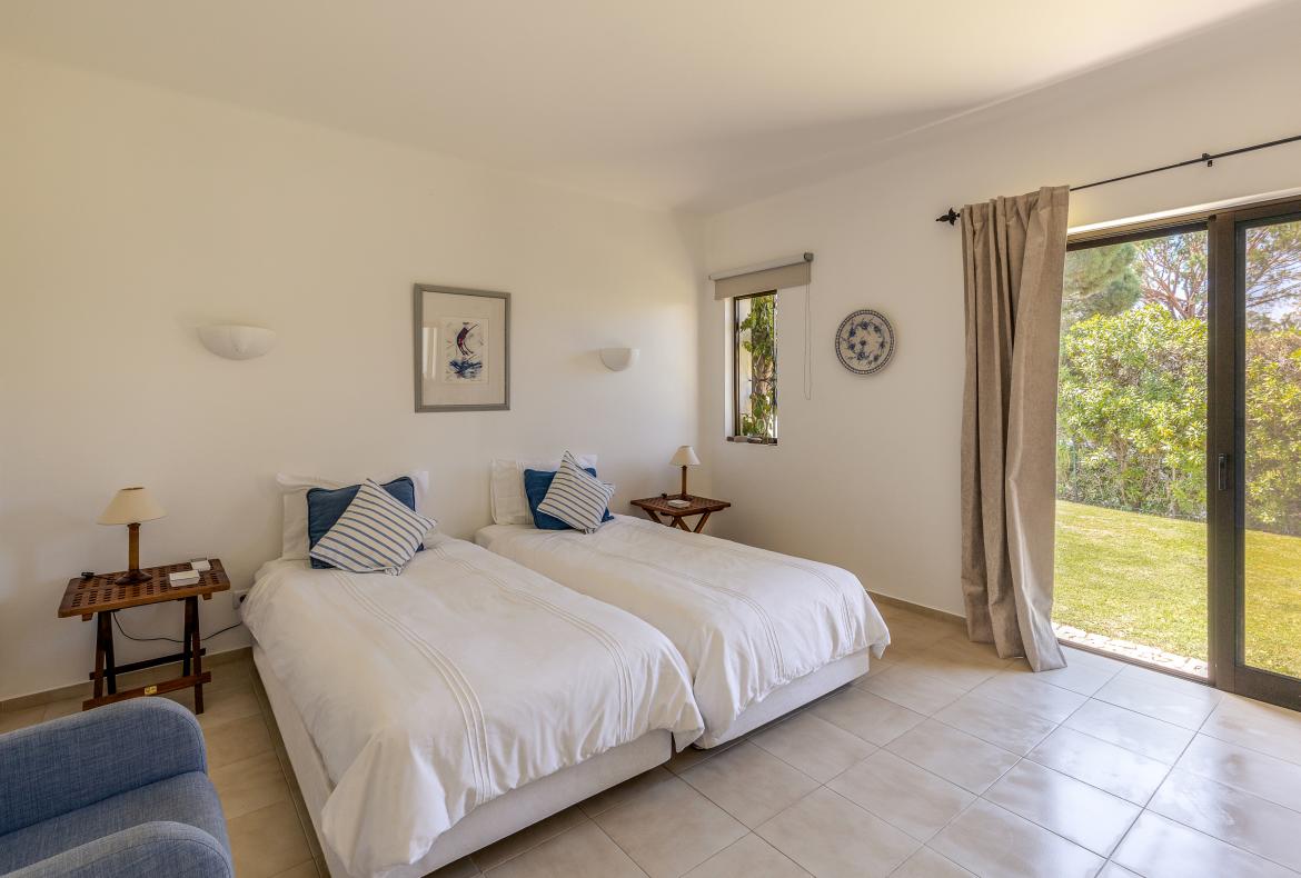 Luxury 4 bedroom holiday villa with private pool in Algarve Portugal (PV3035)
