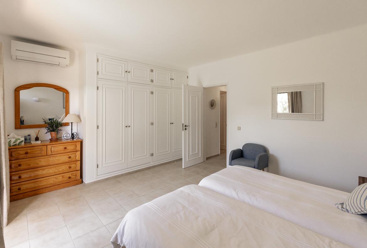 Luxury 4 bedroom holiday villa with private pool in Algarve Portugal (PV3035)