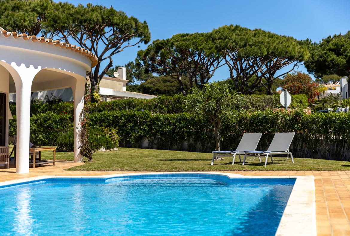 Luxury 4 bedroom holiday villa with private pool in Algarve Portugal (PV3035)