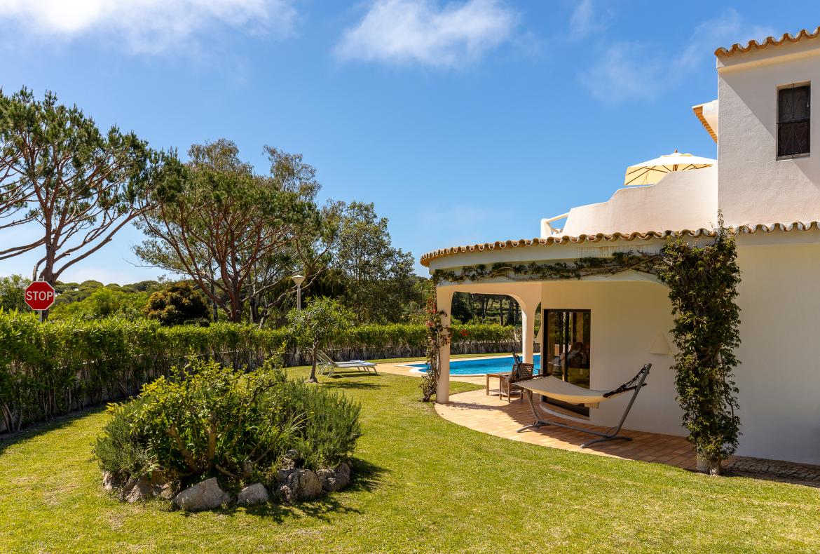 Luxury 4 bedroom holiday villa with private pool in Algarve Portugal (PV3035)
