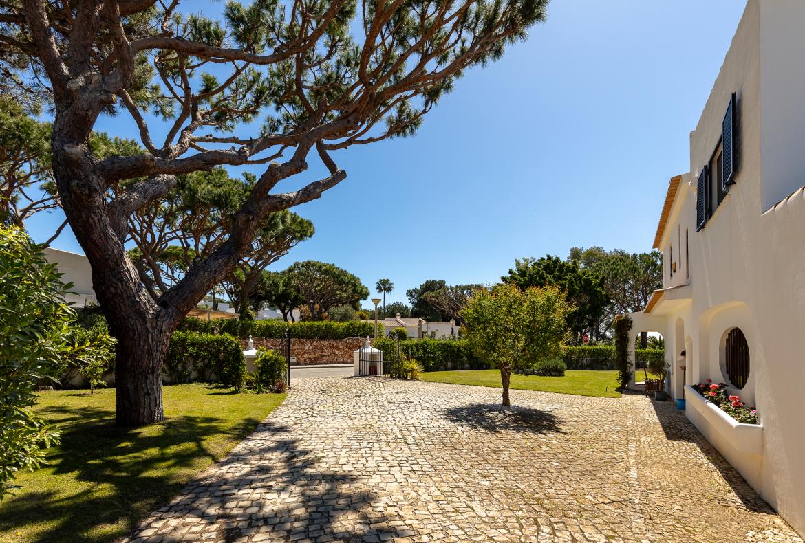 Luxury 4 bedroom holiday villa with private pool in Algarve Portugal (PV3035)