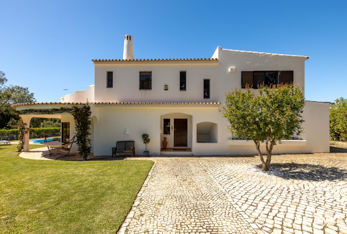 Luxury 4 bedroom holiday villa with private pool in Algarve Portugal (PV3035)