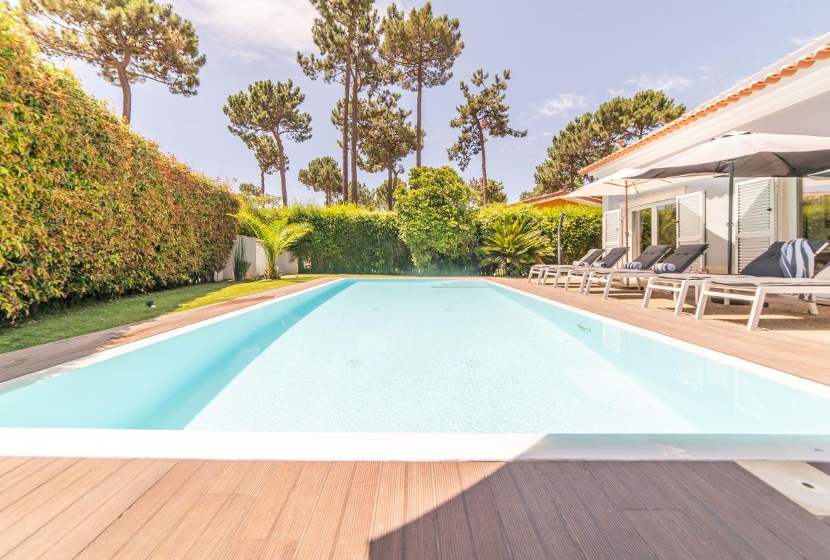 Luxury 5 bedroom holiday villa with private pool in Lisbon & coast Portugal (PV3036)