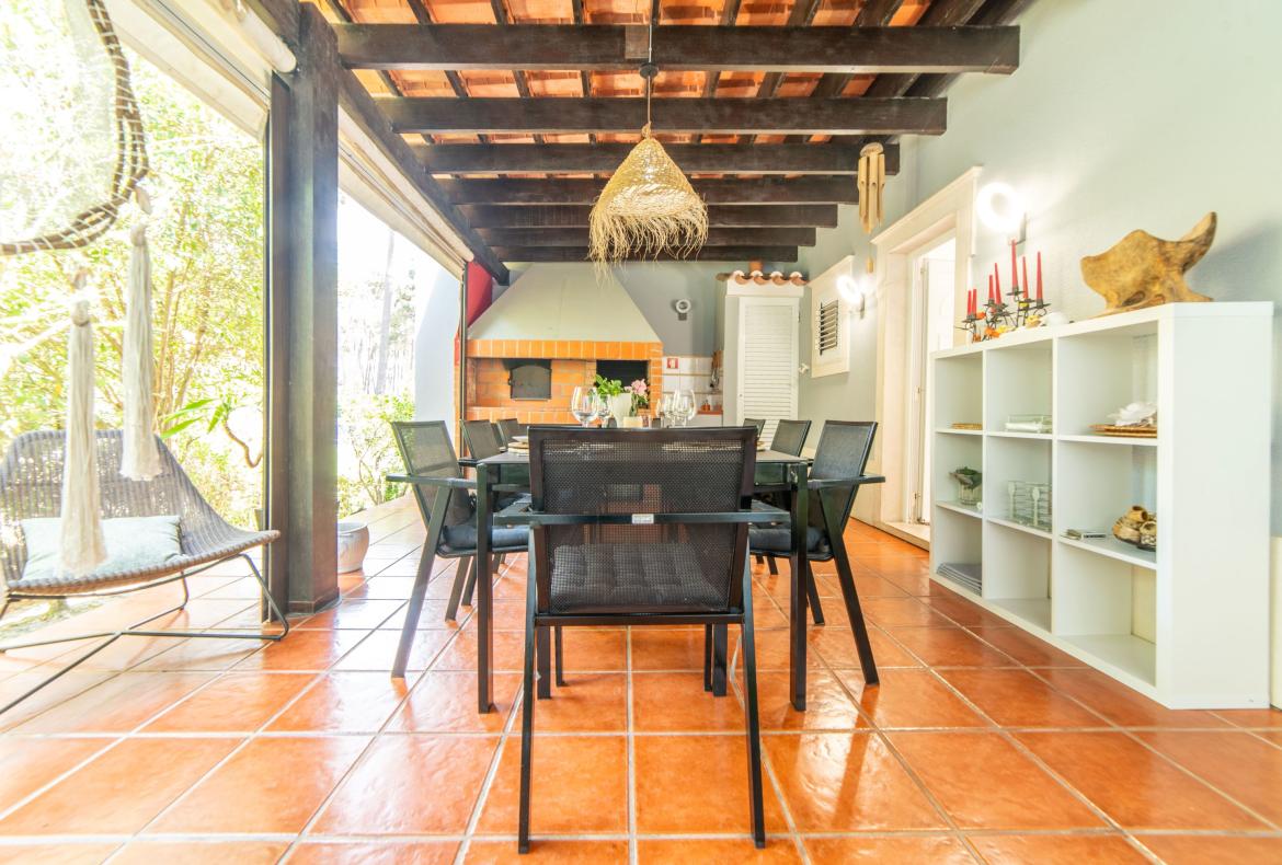 Luxury 5 bedroom holiday villa with private pool in Lisbon & coast Portugal (PV3036)
