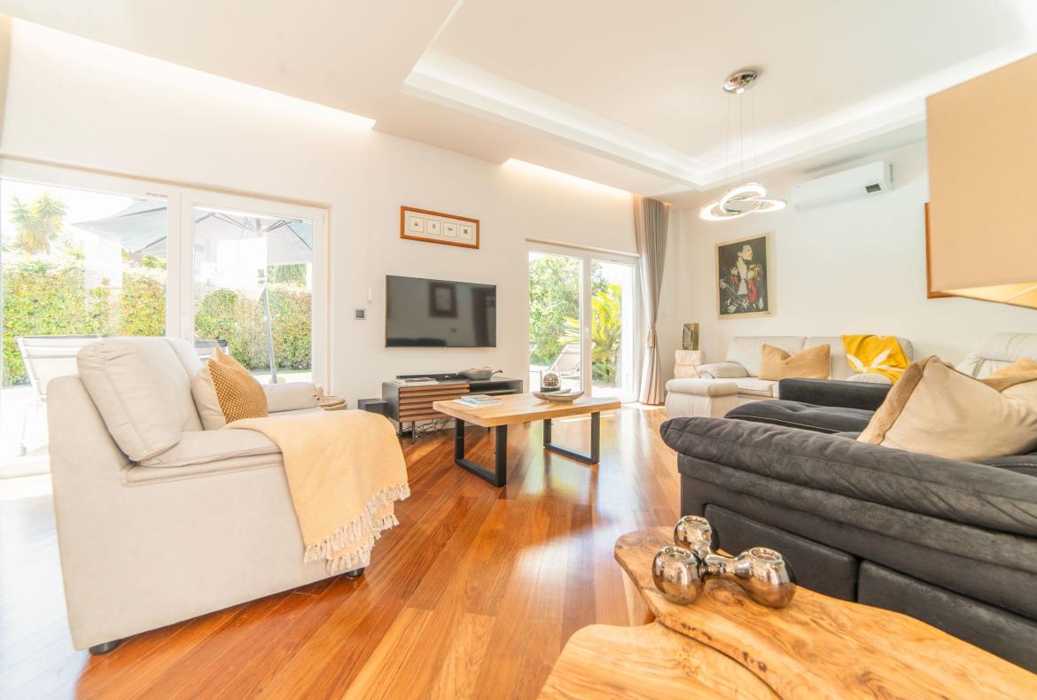 Luxury 5 bedroom holiday villa with private pool in Lisbon & coast Portugal (PV3036)