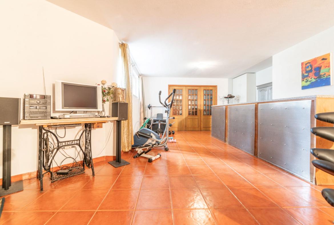 Luxury 5 bedroom holiday villa with private pool in Lisbon & coast Portugal (PV3036)
