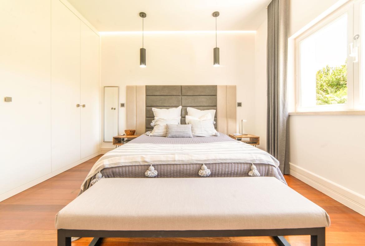 Luxury 5 bedroom holiday villa with private pool in Lisbon & coast Portugal (PV3036)