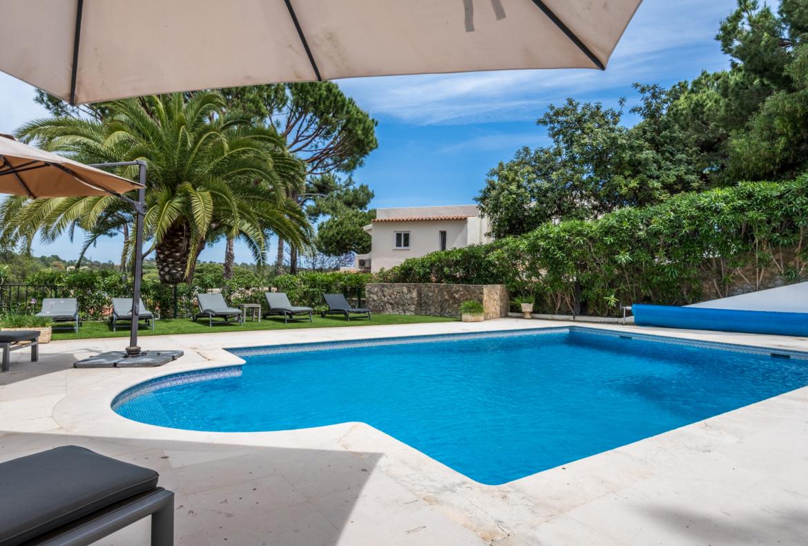 Luxury 4 bedroom holiday villa with private pool in Algarve Portugal (PV3037)