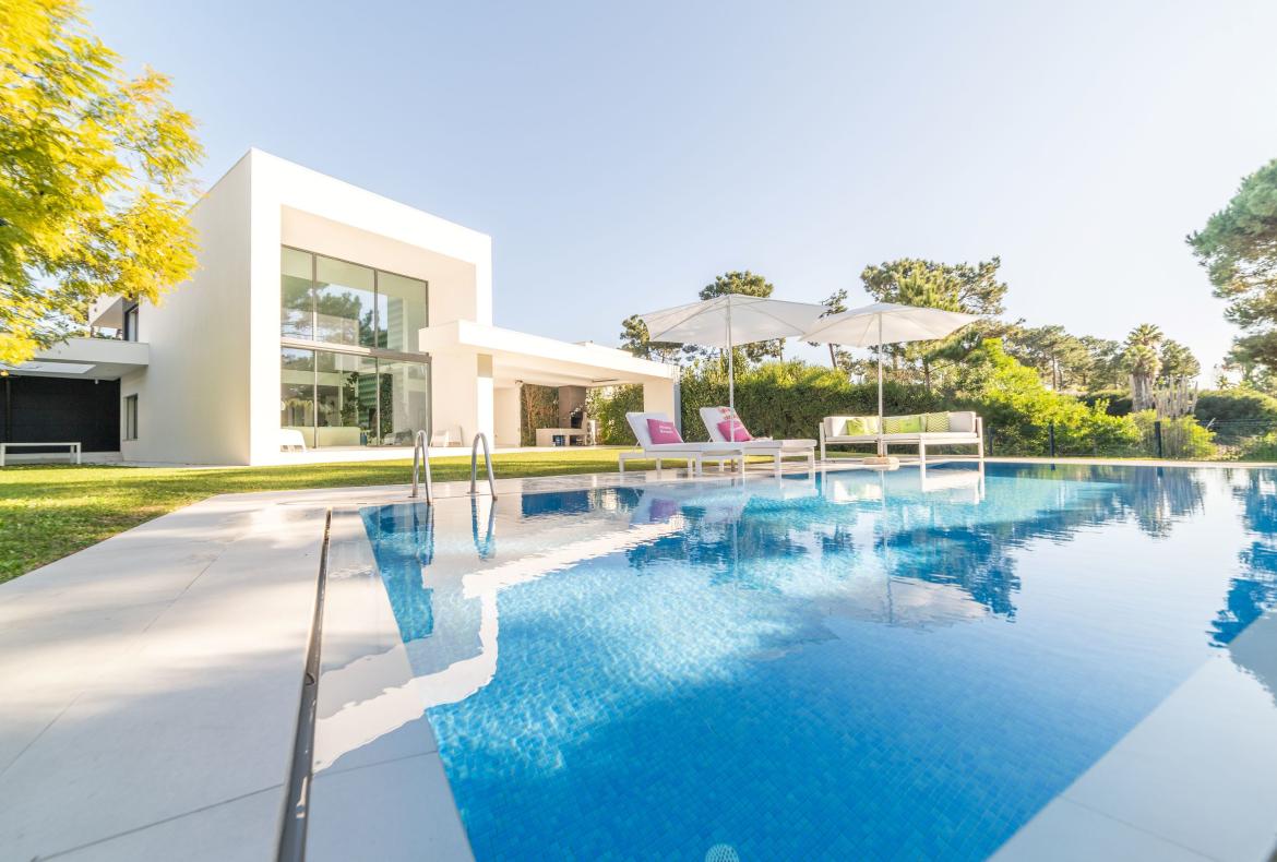 Luxury 3 bedroom holiday villa with private pool in Lisbon & coast Portugal (PV3039)
