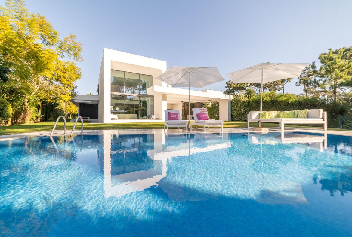 Luxury 3 bedroom holiday villa with private pool in Lisbon & coast Portugal (PV3039)