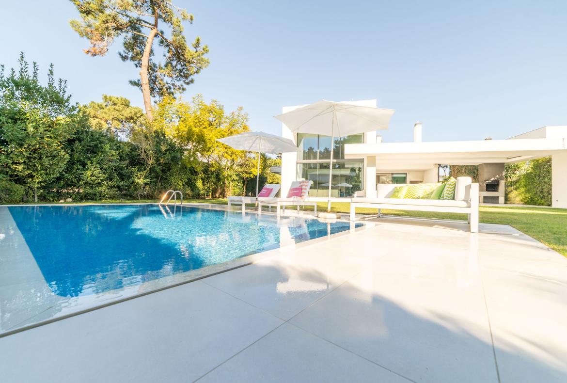 Luxury 3 bedroom holiday villa with private pool in Lisbon & coast Portugal (PV3039)