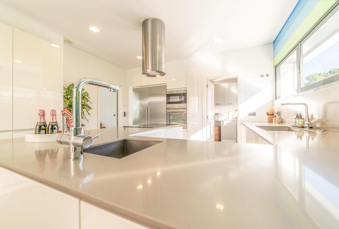 Luxury 3 bedroom holiday villa with private pool in Lisbon & coast Portugal (PV3039)