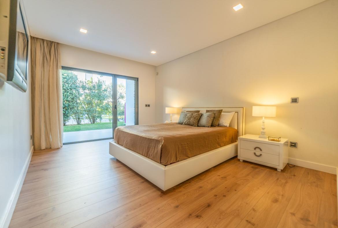 Luxury 3 bedroom holiday villa with private pool in Lisbon & coast Portugal (PV3039)