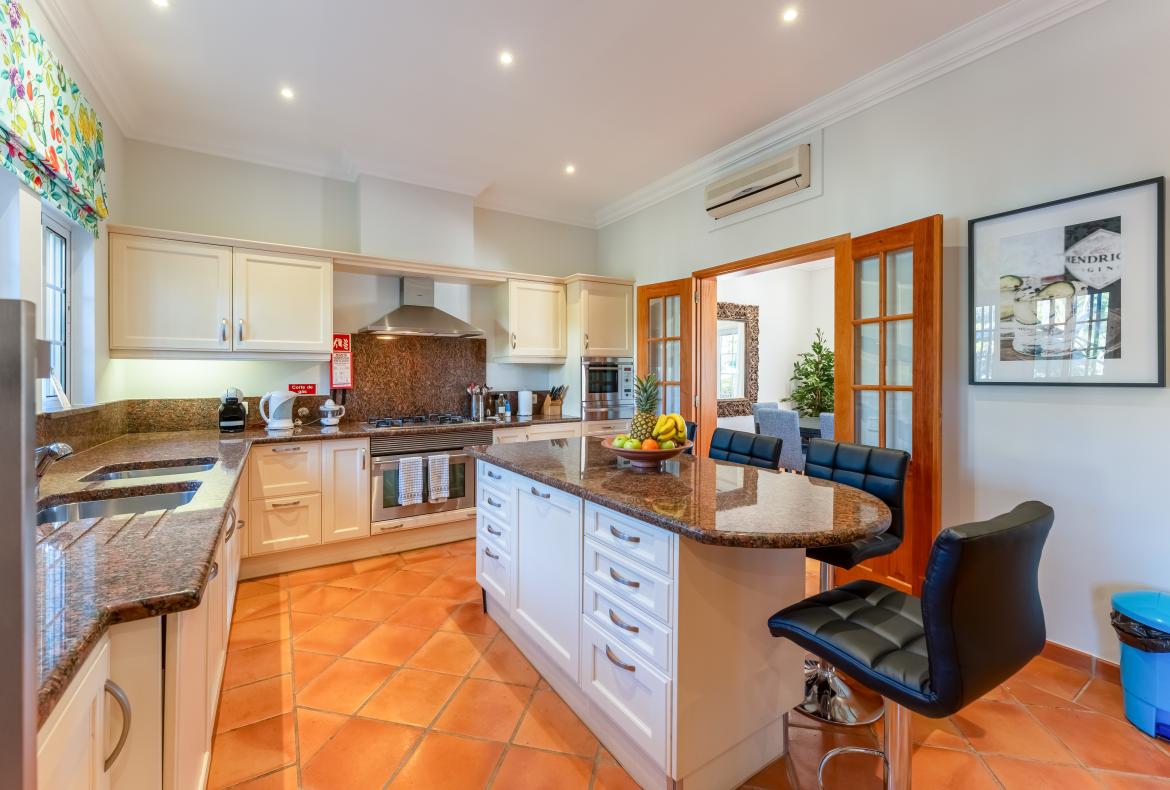 Luxury 5 bedroom holiday villa with private pool in Algarve Portugal (PV3038)