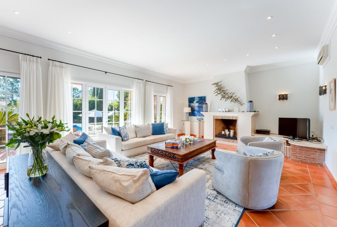 Luxury 5 bedroom holiday villa with private pool in Algarve Portugal (PV3038)