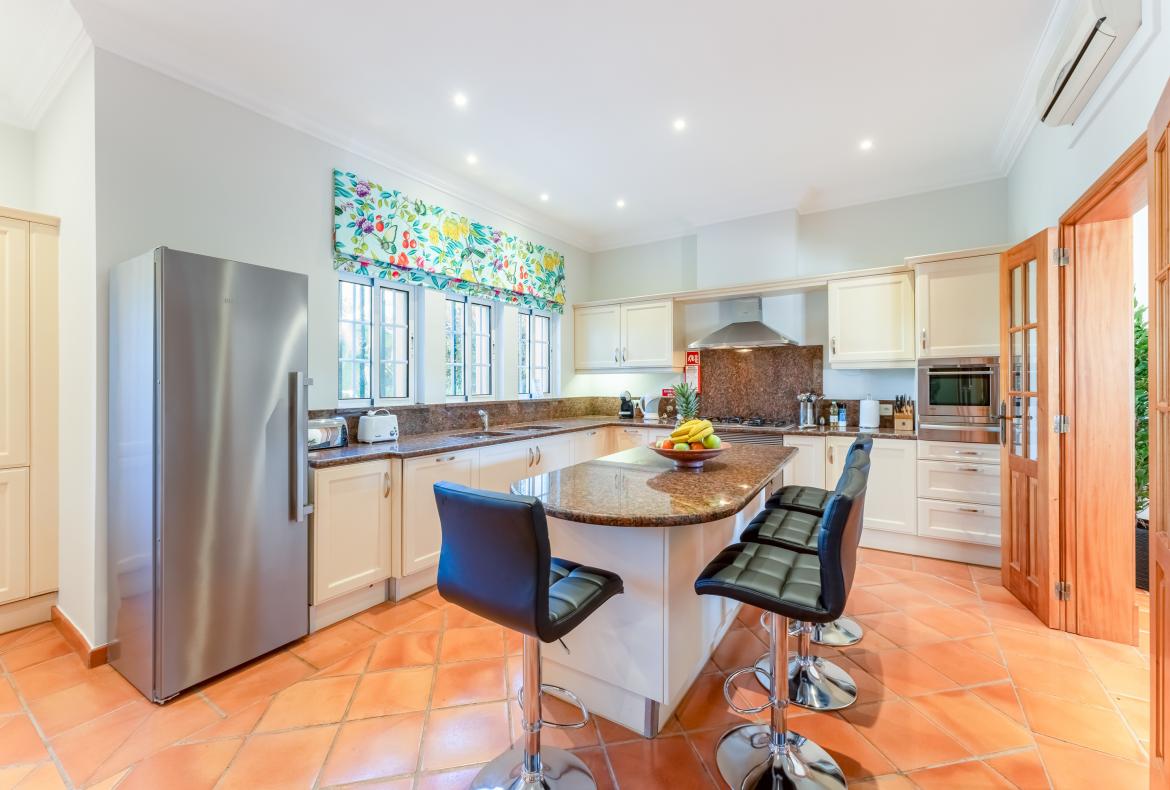 Luxury 5 bedroom holiday villa with private pool in Algarve Portugal (PV3038)