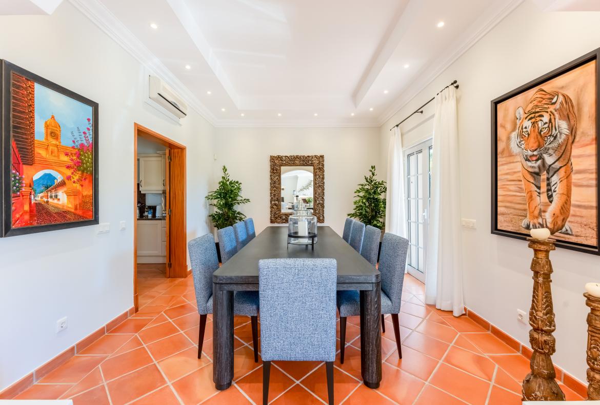 Luxury 5 bedroom holiday villa with private pool in Algarve Portugal (PV3038)