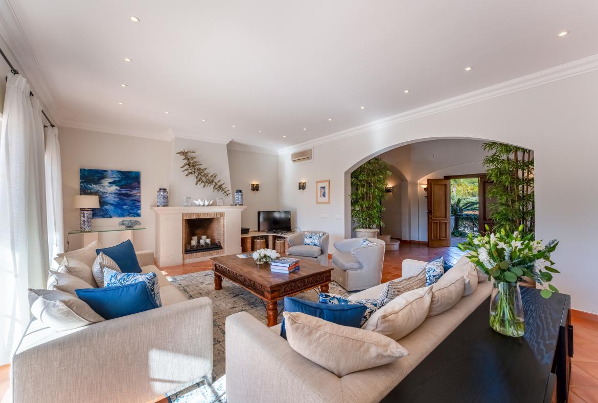 Luxury 5 bedroom holiday villa with private pool in Algarve Portugal (PV3038)