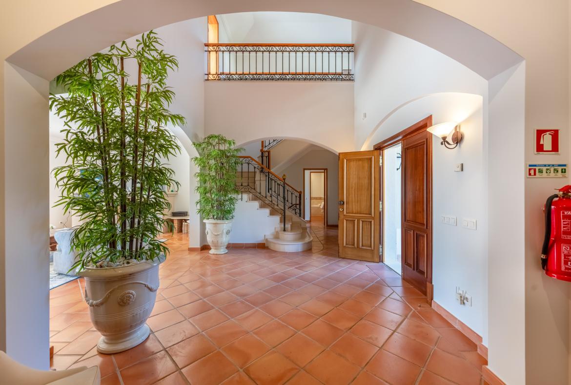 Luxury 5 bedroom holiday villa with private pool in Algarve Portugal (PV3038)