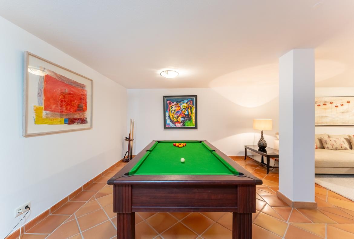 Luxury 5 bedroom holiday villa with private pool in Algarve Portugal (PV3038)