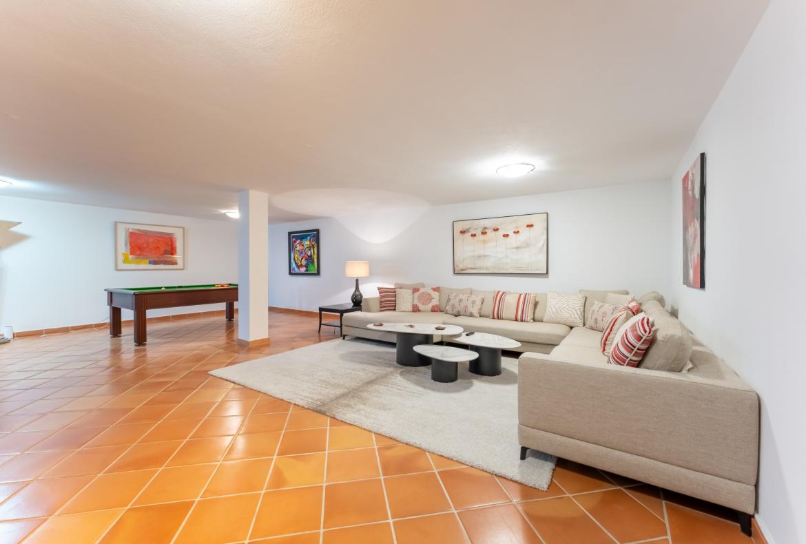 Luxury 5 bedroom holiday villa with private pool in Algarve Portugal (PV3038)