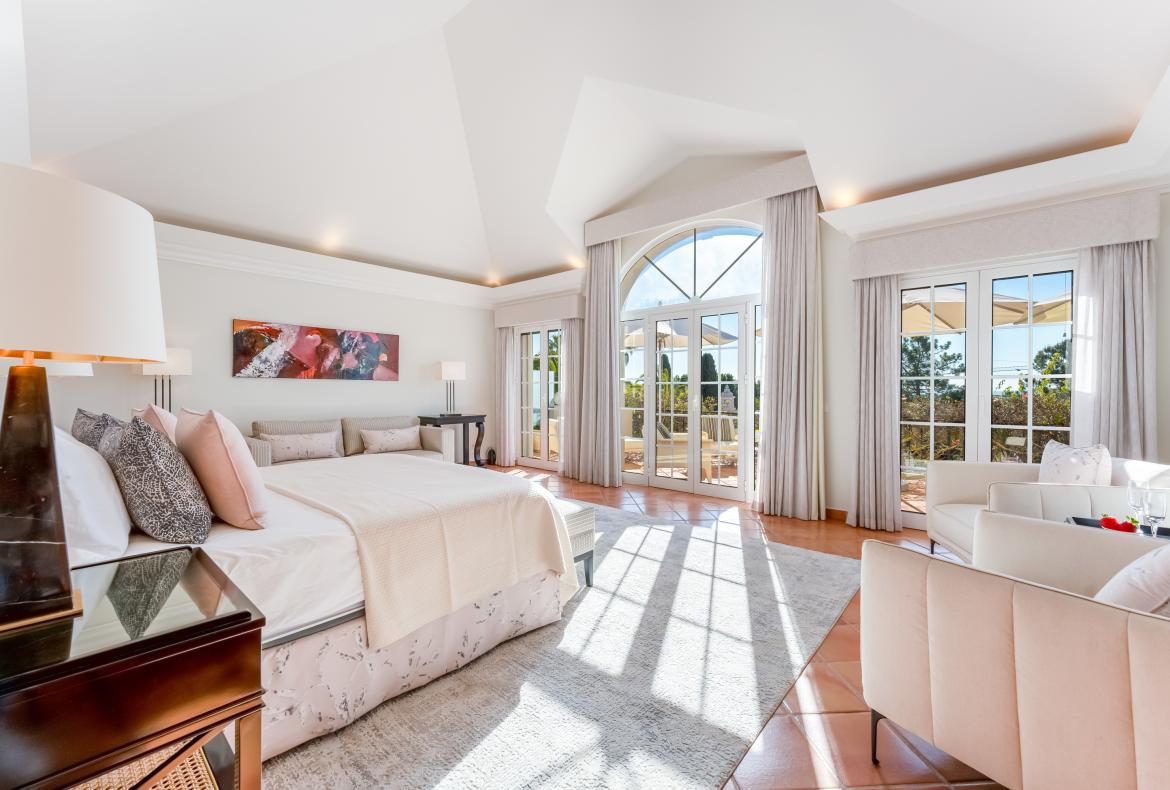 Luxury 5 bedroom holiday villa with private pool in Algarve Portugal (PV3038)