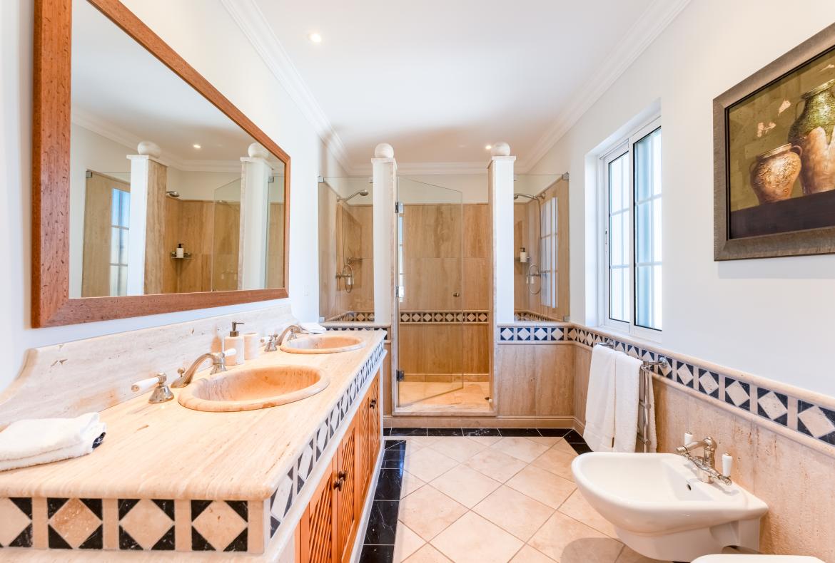 Luxury 5 bedroom holiday villa with private pool in Algarve Portugal (PV3038)
