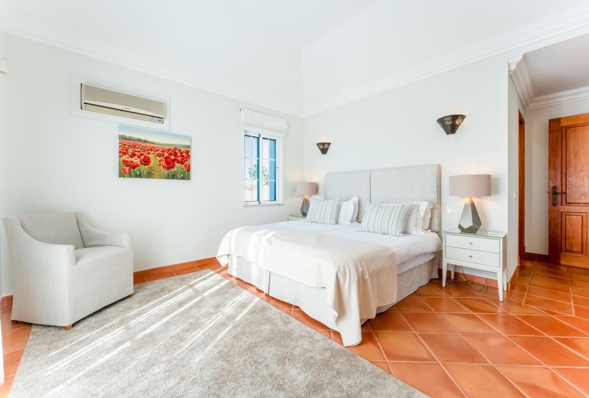 Luxury 5 bedroom holiday villa with private pool in Algarve Portugal (PV3038)