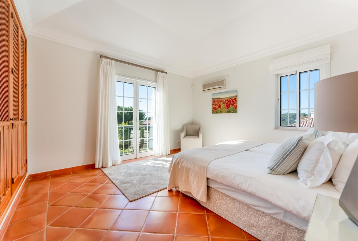 Luxury 5 bedroom holiday villa with private pool in Algarve Portugal (PV3038)