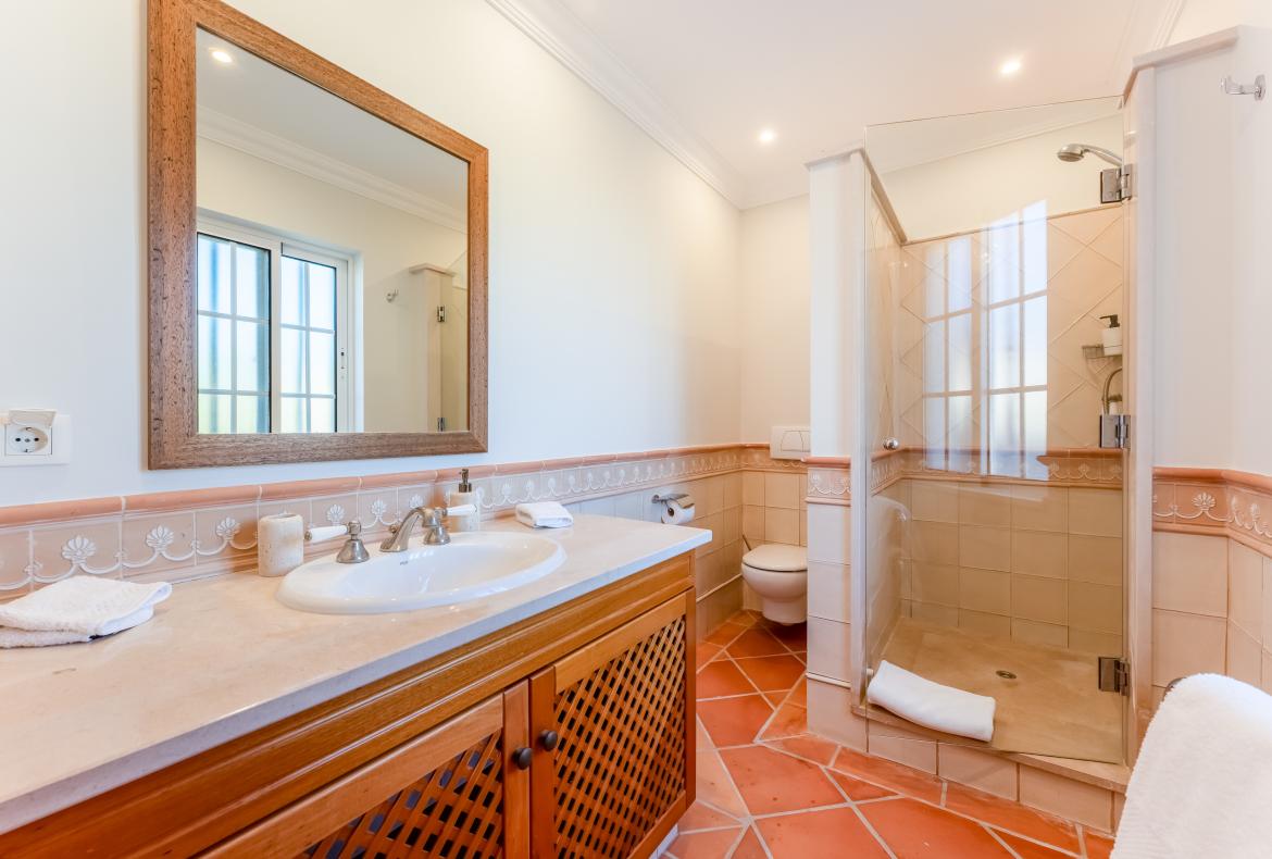 Luxury 5 bedroom holiday villa with private pool in Algarve Portugal (PV3038)